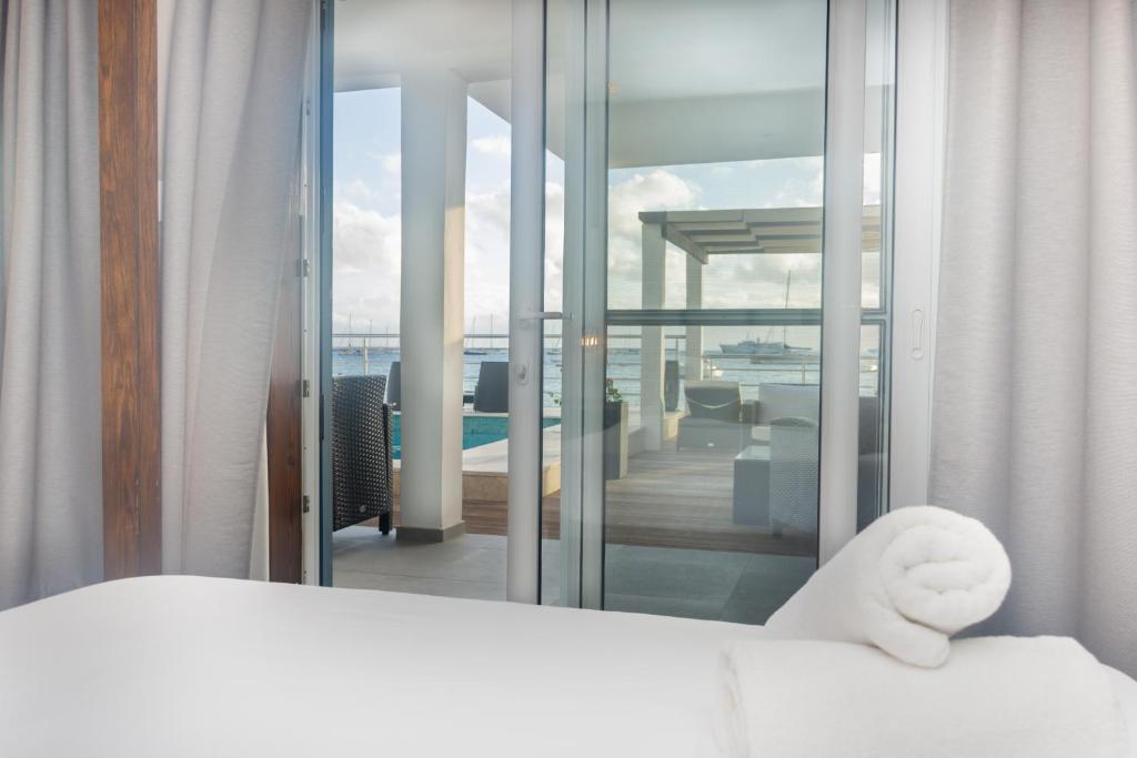 Postel nebo postele na pokoji v ubytování Tradewinds Apartments Simpson Bay