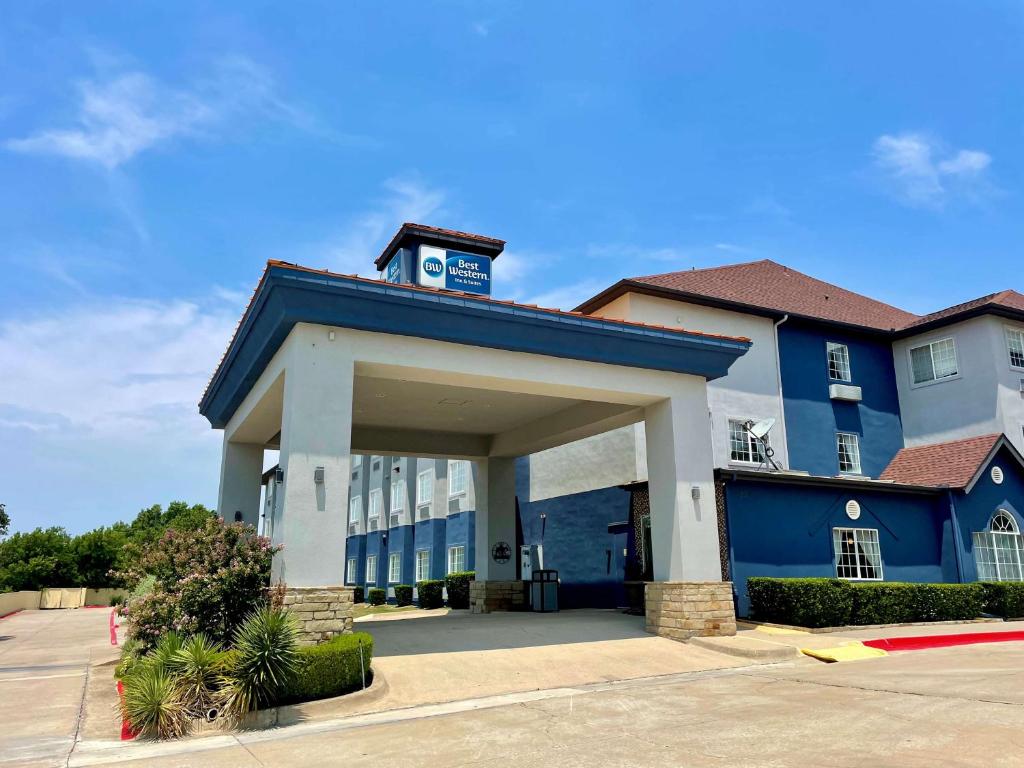 ein blau-weißes Gebäude mit einem Uhrturm darüber in der Unterkunft Best Western Roanoke Inn & Suites in Roanoke