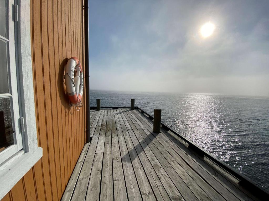 una puerta abierta a una cubierta de un barco en Sandtorgholmen Hotel - Best Western Signature Collection en Harstad