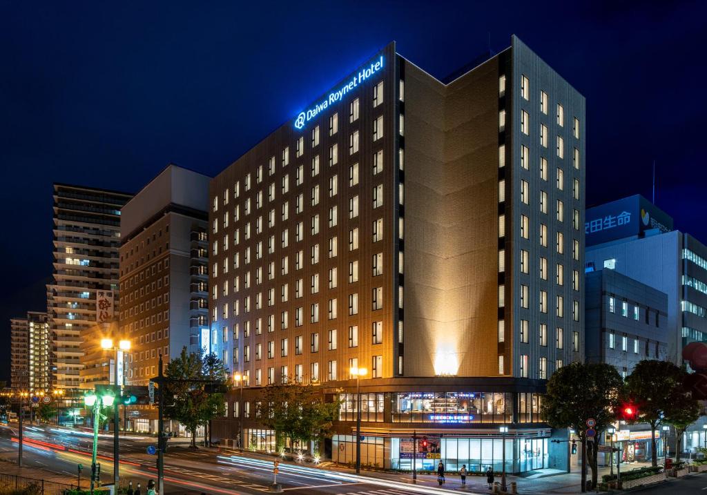 盛岡市にあるダイワロイネットホテル盛岡駅前の夜間のライトアップビルのあるホテル