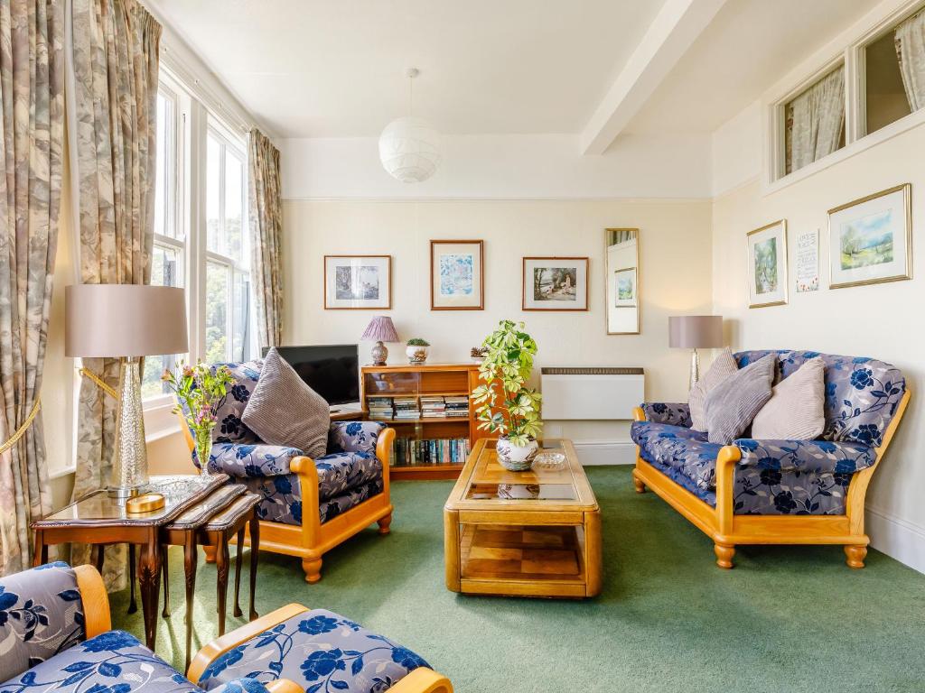 un soggiorno con 2 sedie e un tavolo di Clooneavin Apartment 3 a Lynmouth