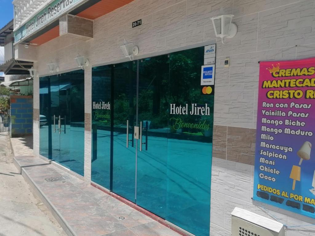 fachada de un edificio con piscina en Hotel Jireh - San Carlos Ant, en San Carlos