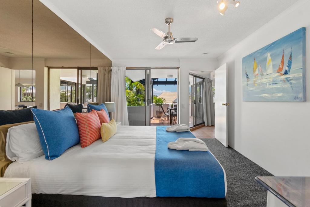 Postel nebo postele na pokoji v ubytování Noosa Boutique Apartments & Elkhorn Villas