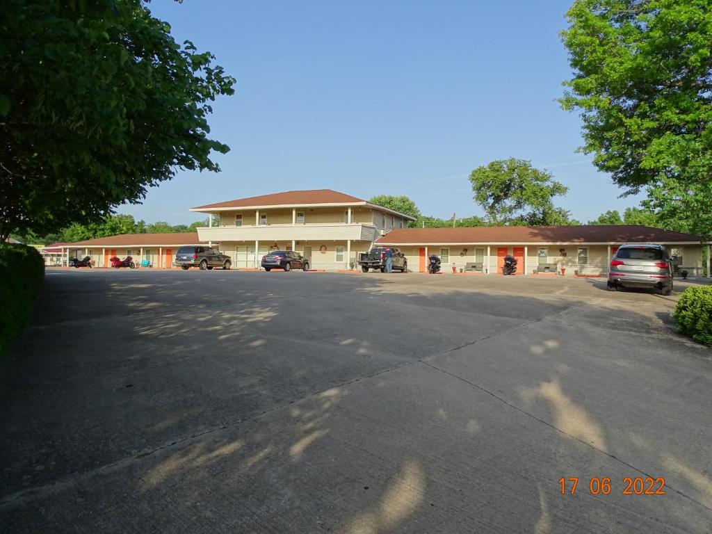 a large parking lot in front of a building at Best Budget Inn in Carthage