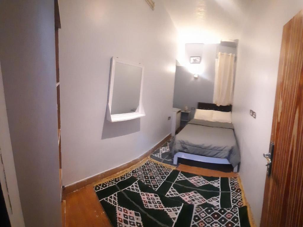 Una cama o camas en una habitación de happy life hostel