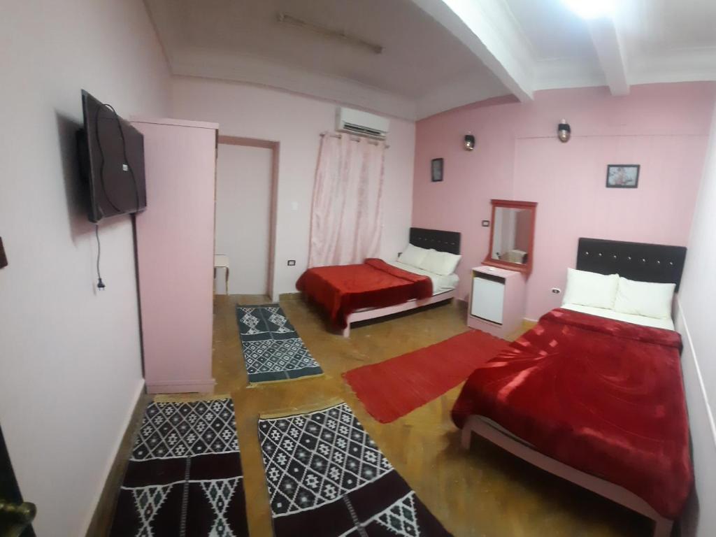Una cama o camas en una habitación de happy life hostel