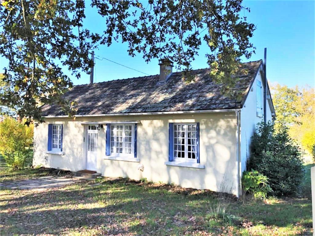 een oud wit huis in het gras bij Nestling in a beautiful setting on the edge of the Forest of Tronçais in Couleuvre