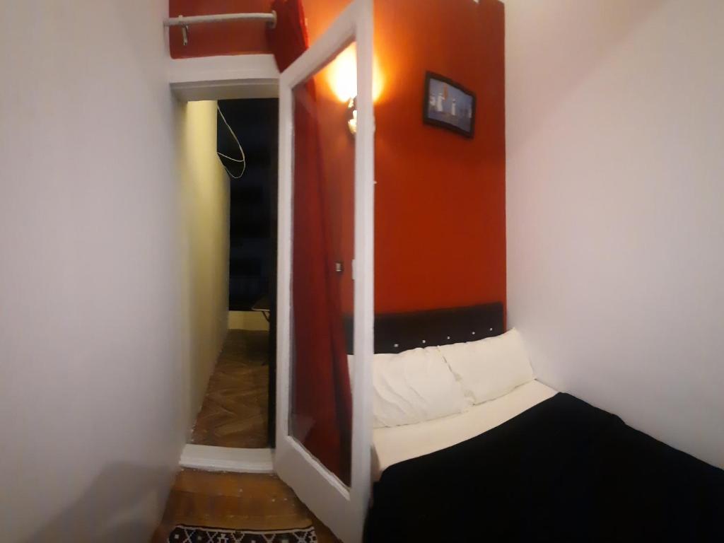 Una cama o camas en una habitación de happy life hostel