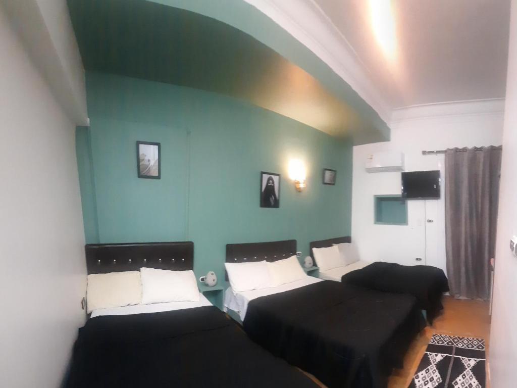 Una cama o camas en una habitación de happy life hostel