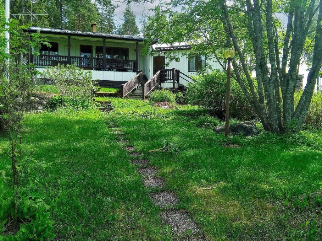 un sentiero nell'erba di fronte a una casa di Holiday home LULEÅ a Luleå