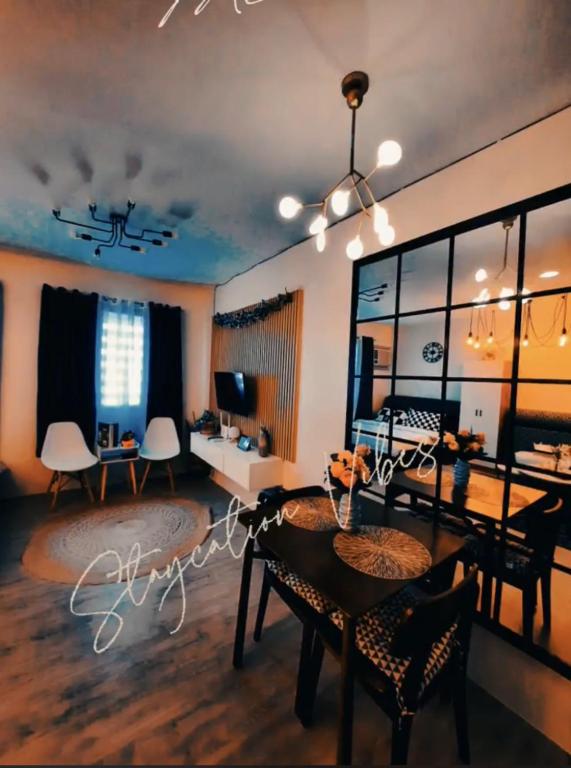 Posezení v ubytování Amaia Steps Nuvali fully furnished unit with swimming pool view near Carmelray Pitland
