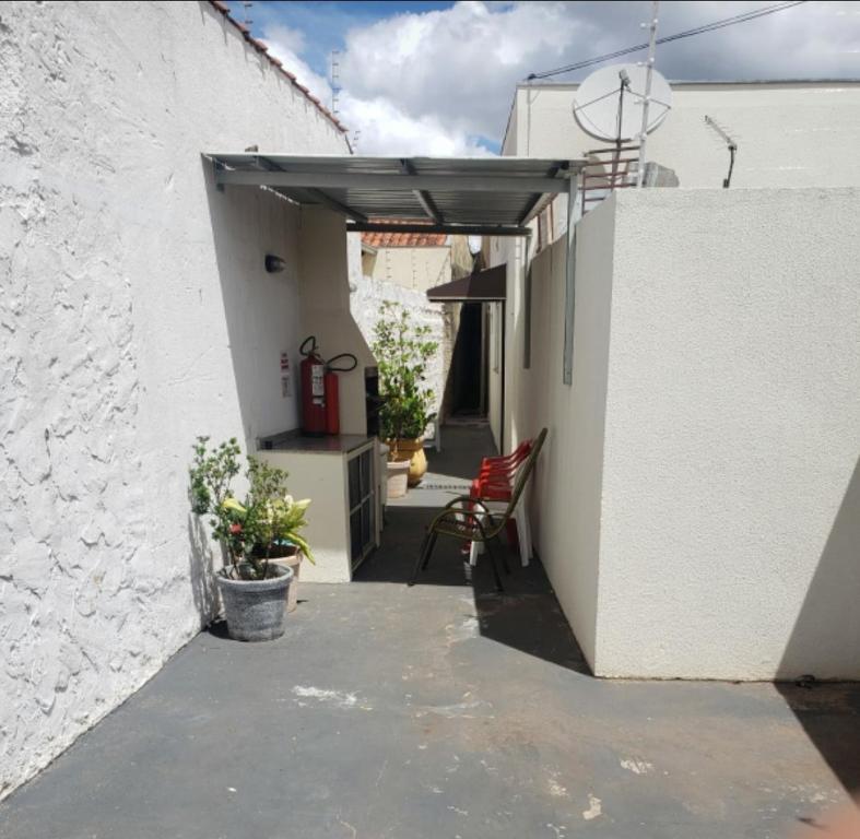 un patio extérieur avec un auvent sur le côté d'un bâtiment dans l'établissement CITI COLIVING HOSTEL, à Campo Grande