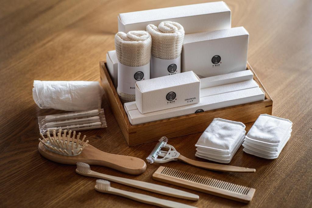 a wooden box with towels and a comb and a brush at Sui Suwako in Suwa