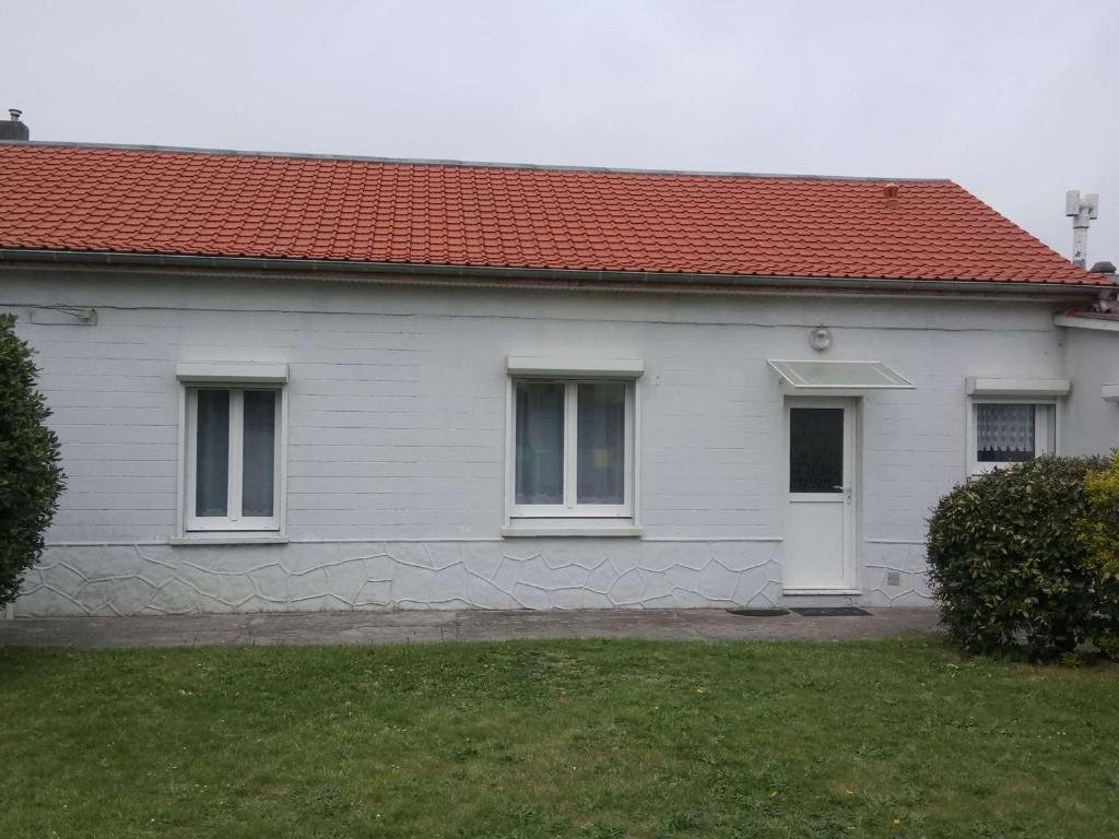 Casa blanca con techo rojo en Villa Berck-Plage, 3 pièces, 4 personnes - FR-1-674-20 en Berck-sur-Mer