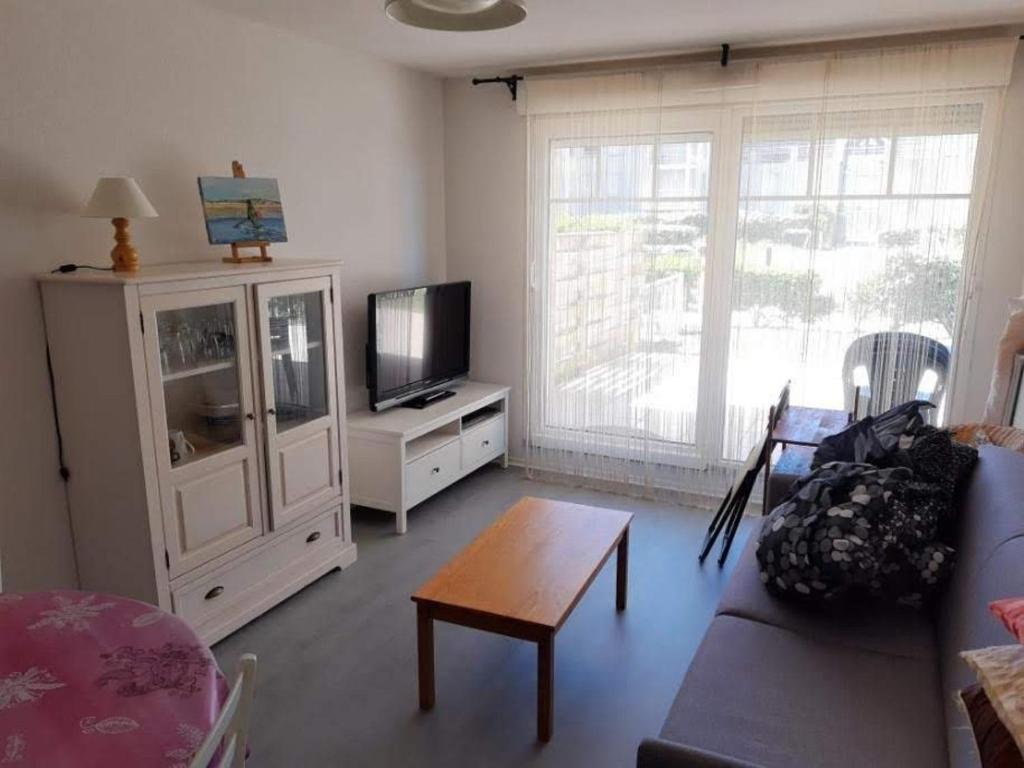 Televízia a/alebo spoločenská miestnosť v ubytovaní Appartement RDC avec Terrasse, Jardin et Accès Plage - Capacité 4 Pers, Animaux et Fumeurs Non Admis - FR-1-674-4