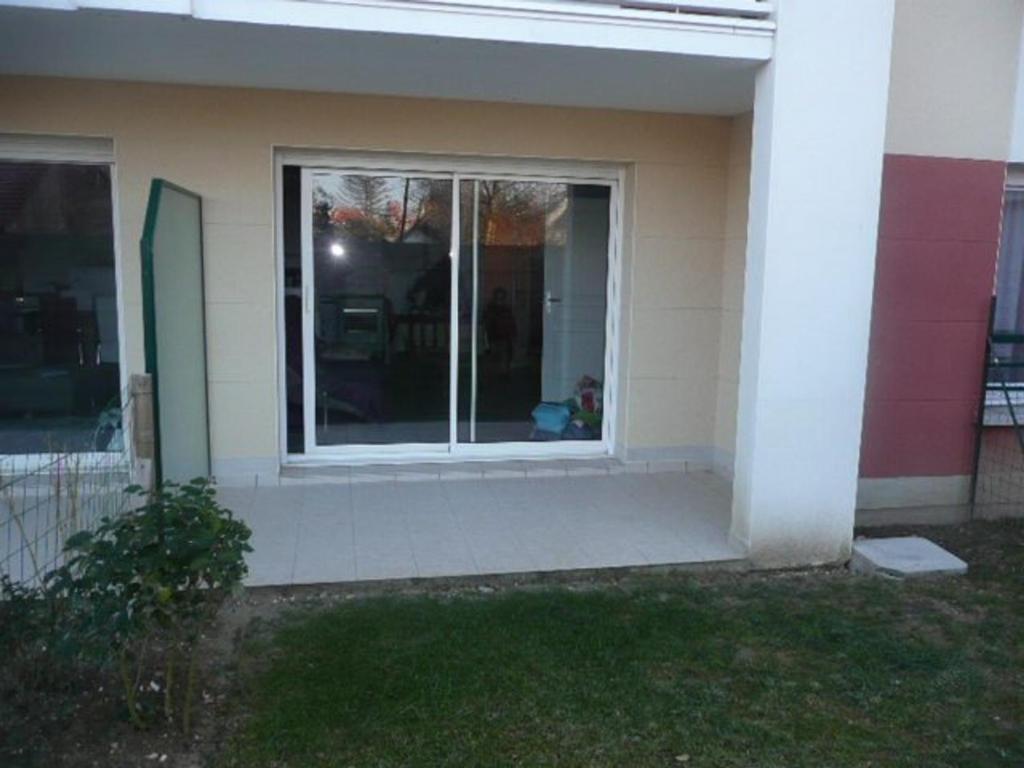 - une terrasse couverte à l'avant d'une maison avec une fenêtre dans l'établissement Appartement RDC avec Terrasse, 2 Chambres, Parking Privé et Animaux Admis - Berck - FR-1-674-32, à Berck-sur-Mer
