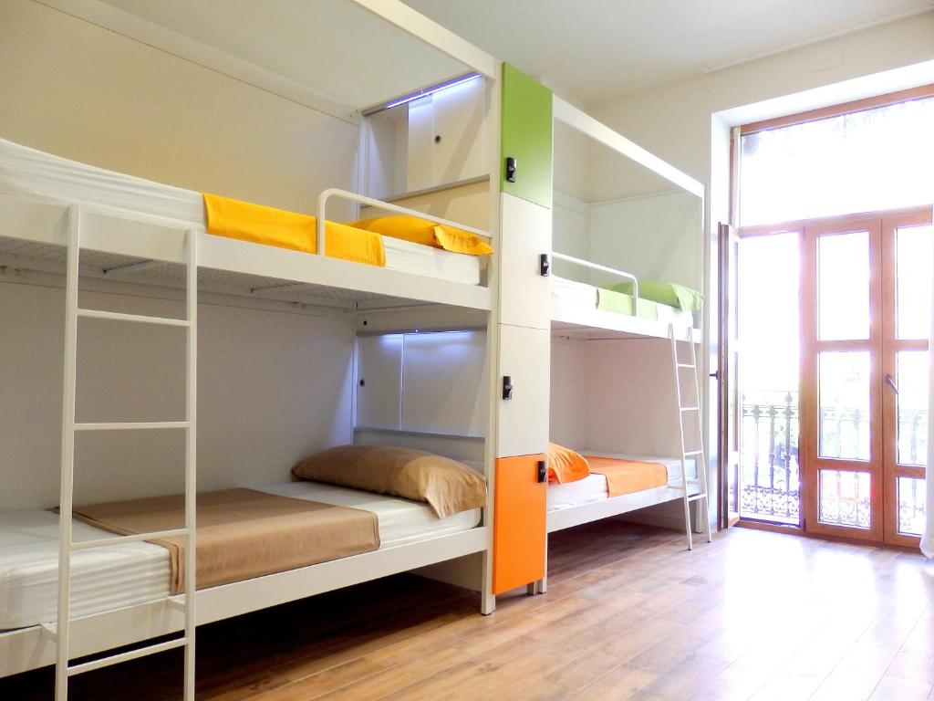 Postel nebo postele na pokoji v ubytování Urban Youth Hostel