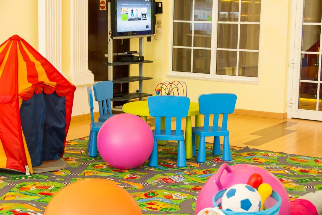TV a/nebo společenská místnost v ubytování Hotel Windsor w Jachrance