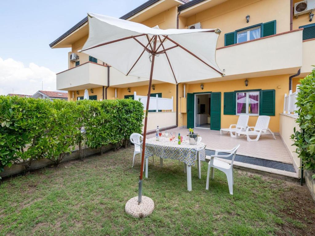 パエストゥムにあるBeachside Villa in Paestumの家庭の傘付きテーブル
