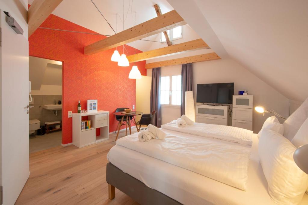 um quarto de hotel com duas camas e uma televisão em Gästehaus am Schlossplatz, Z. 5 em Meersburg