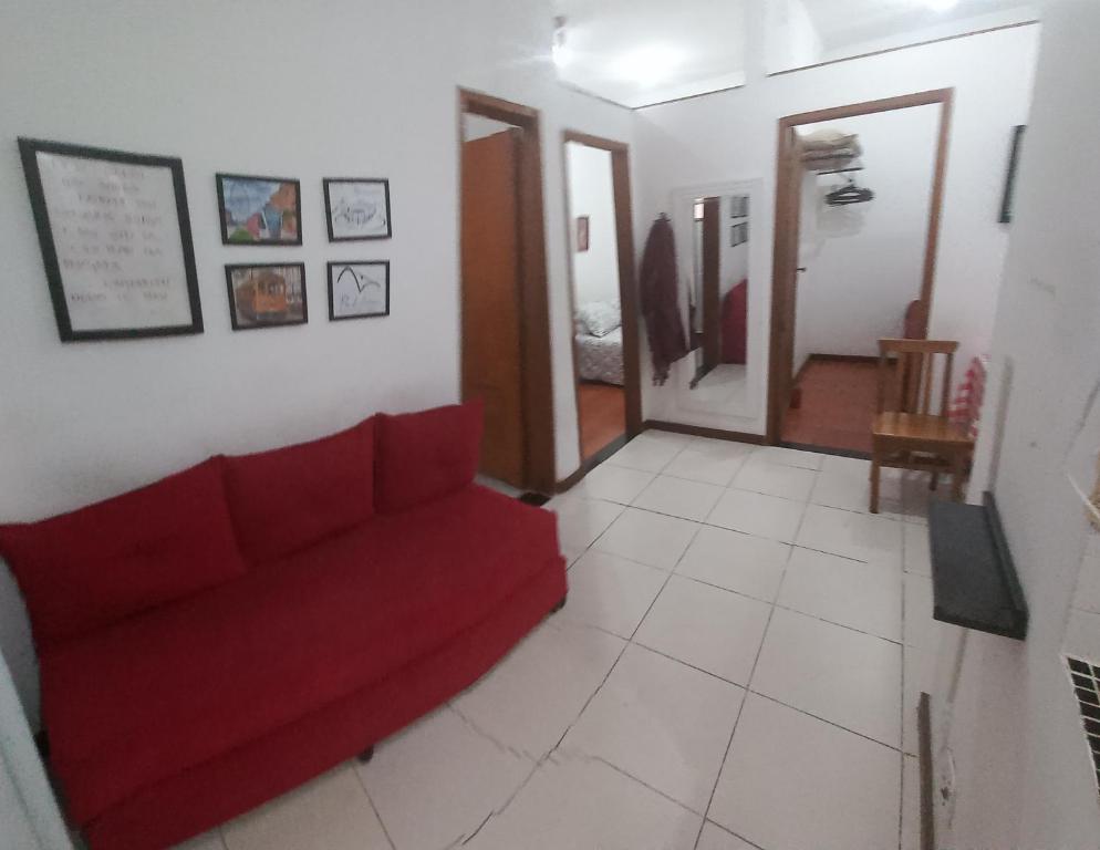 una sala de estar con un sofá rojo en una habitación en 2 quartos, completo com privacidade total, smarttv, Lapa, aeroporto, rodoviária , maracanã, metrô, etc, en Río de Janeiro