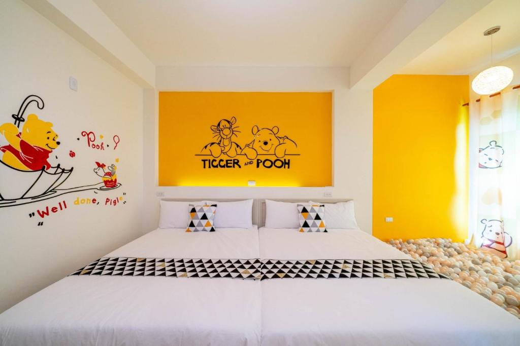 五結鄉的住宿－3Kiss民宿，一间卧室设有一张黄色墙壁和床