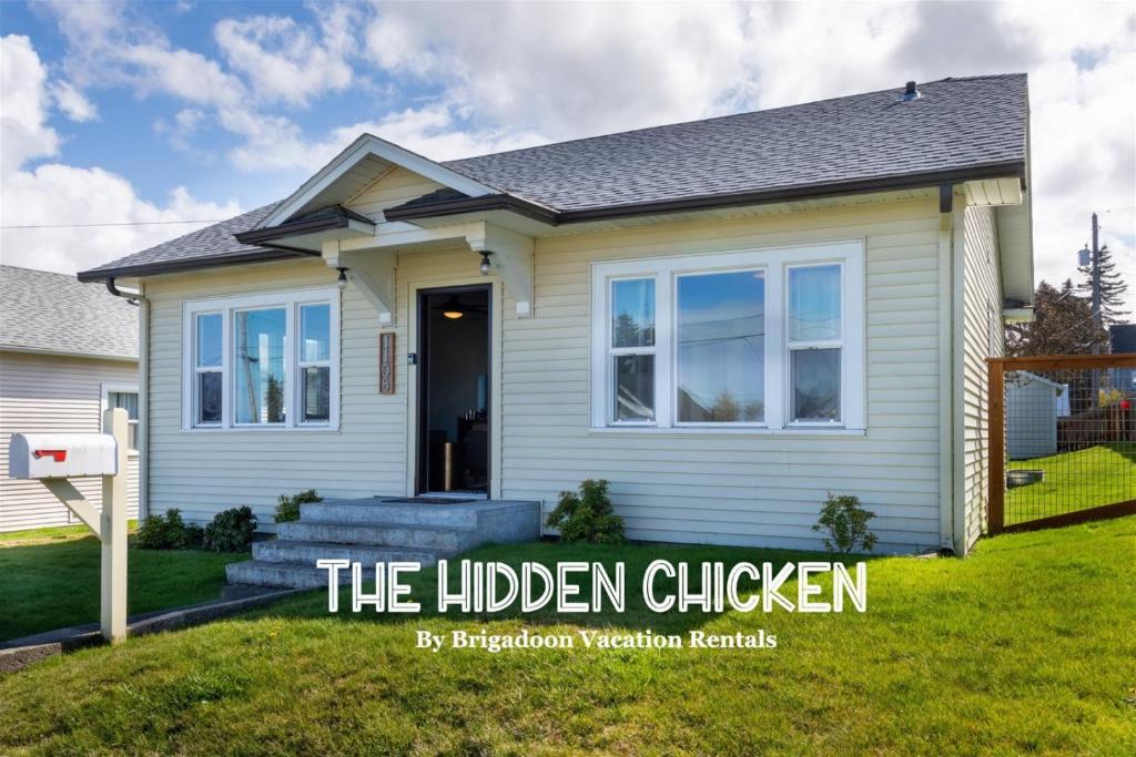 PA The Hidden Chicken في بورت انجيليس: منزل توجد أمامه علامة الدجاج المخفية