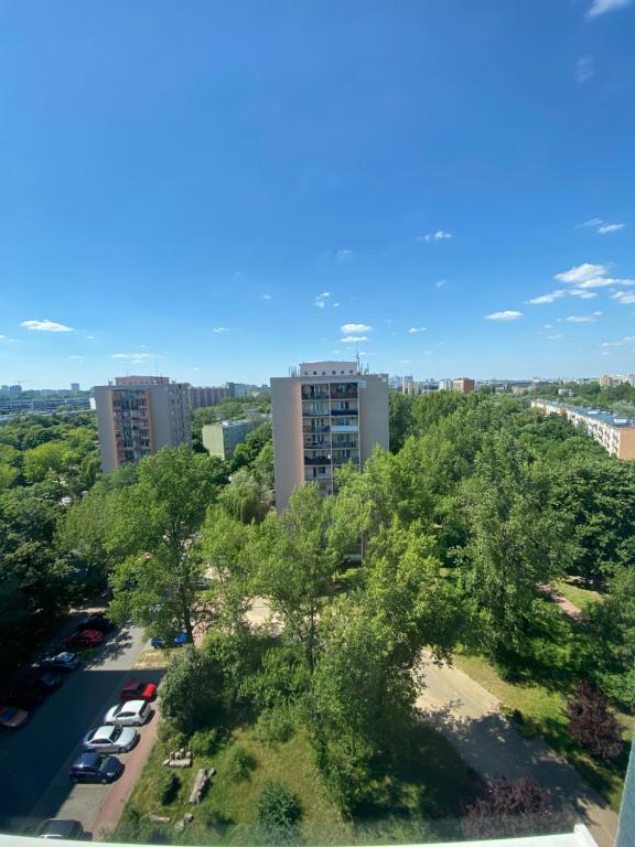 una vista aérea de una ciudad con árboles y edificios en Brand New Top Floor Apartment at Mokotow en Varsovia