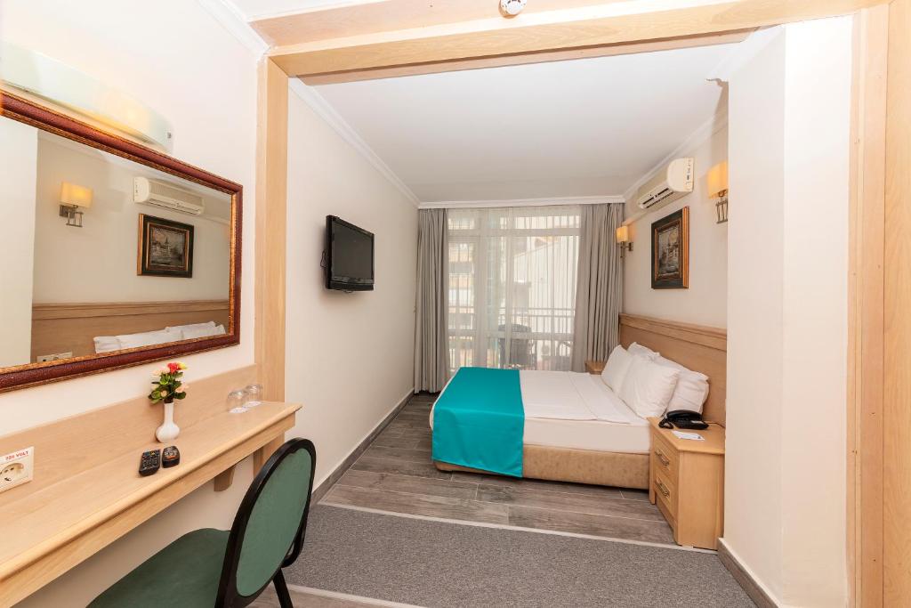 Postel nebo postele na pokoji v ubytování Kayamaris Hotel