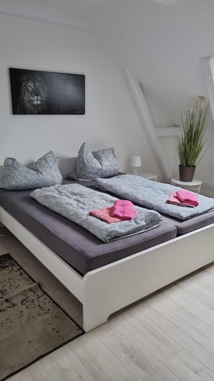 uma cama com toalhas por cima num quarto em Stadtnah an der Förde 75 3 em Flensburg