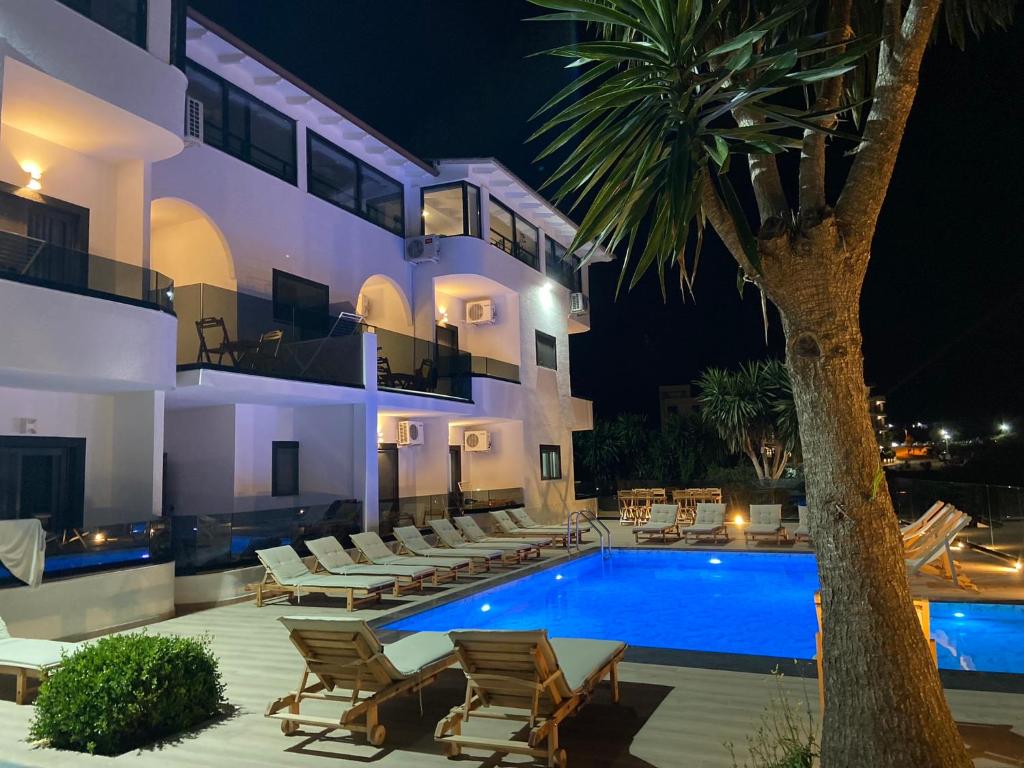 Villa con piscina por la noche en Hotel Vila Park Bujari, en Ksamil