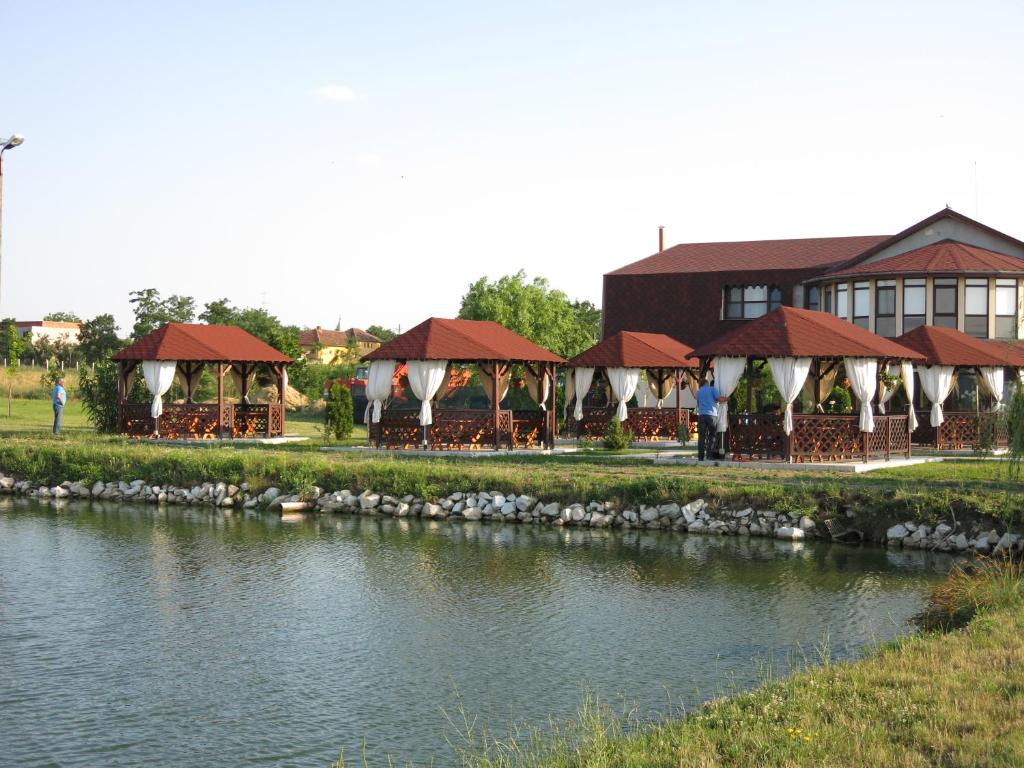 Výhled na řeku, která protéká v blízkosti motelu