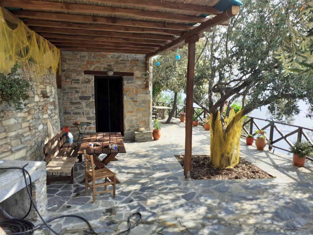 Balkón nebo terasa v ubytování LIMNIONAS SUNVIEW