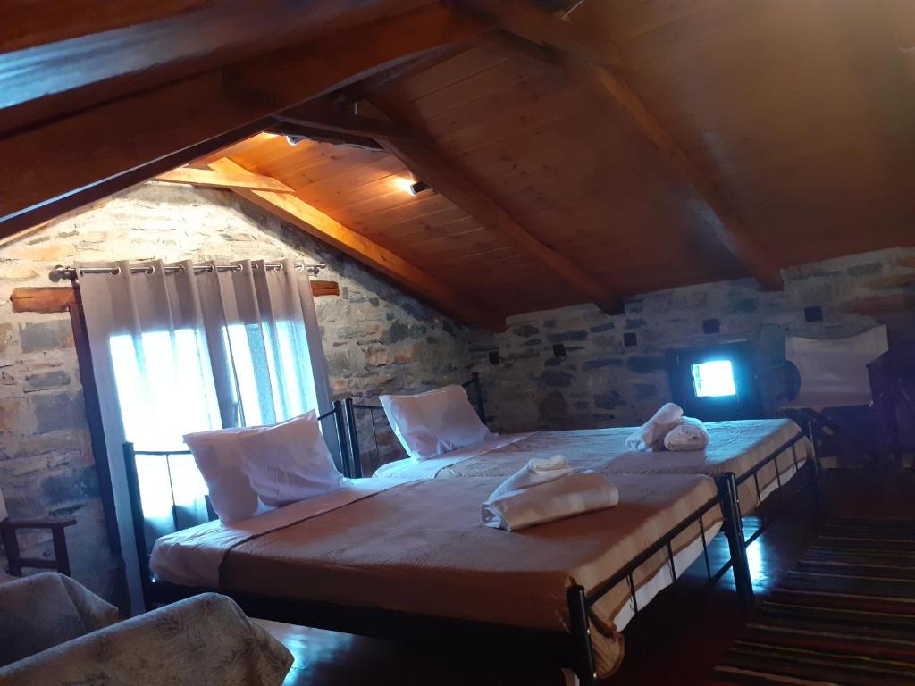 Postel nebo postele na pokoji v ubytování LIMNIONAS SUNVIEW