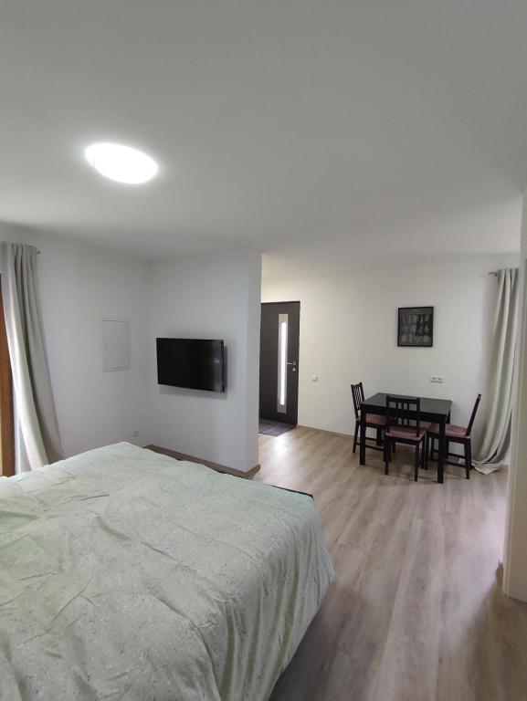 1 dormitorio con 1 cama y mesa de comedor en Ferienwohnung Steigner, en Dierbach