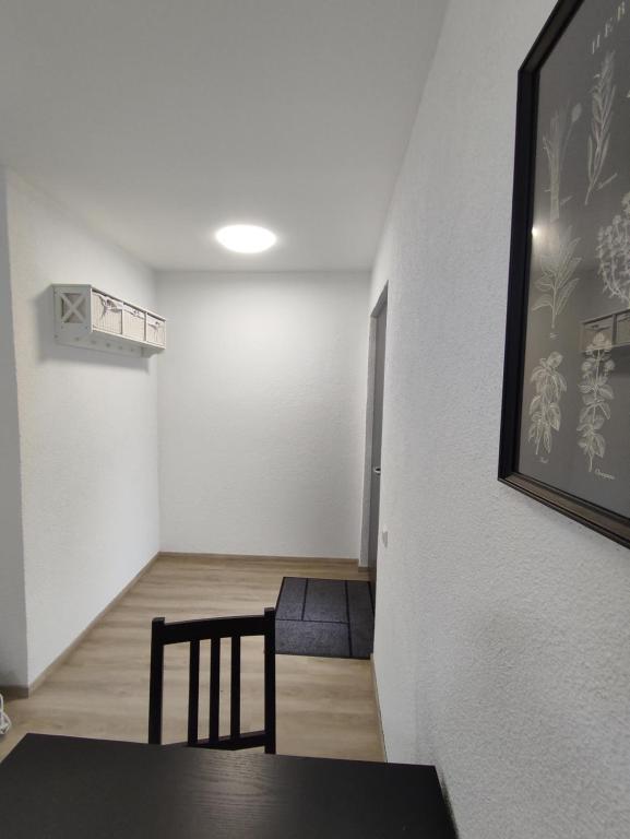 ein Esszimmer mit einem Tisch und 2 Stühlen in der Unterkunft Ferienwohnung Steigner in Dierbach