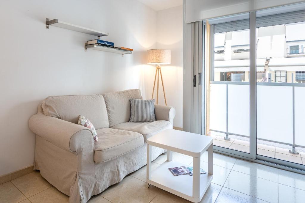 a living room with a couch and a table at Apartament Sant Antoni in Sant Antoni de Calonge