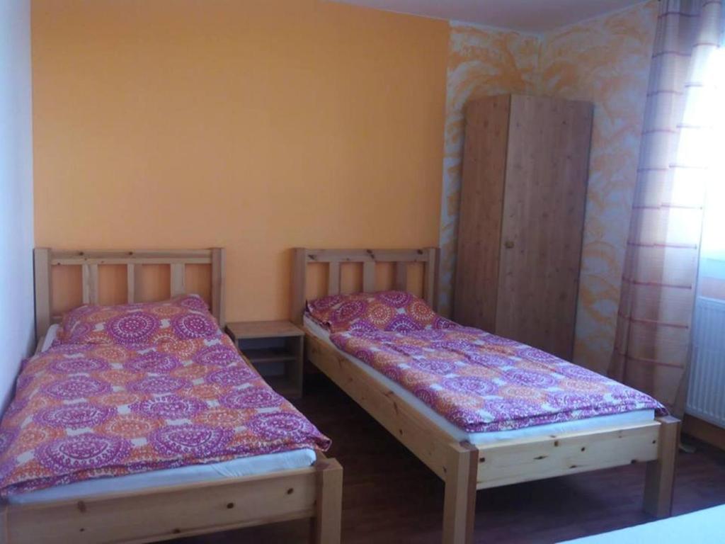 two beds sitting next to each other in a room at Apartmány Mimpi in Frymburk