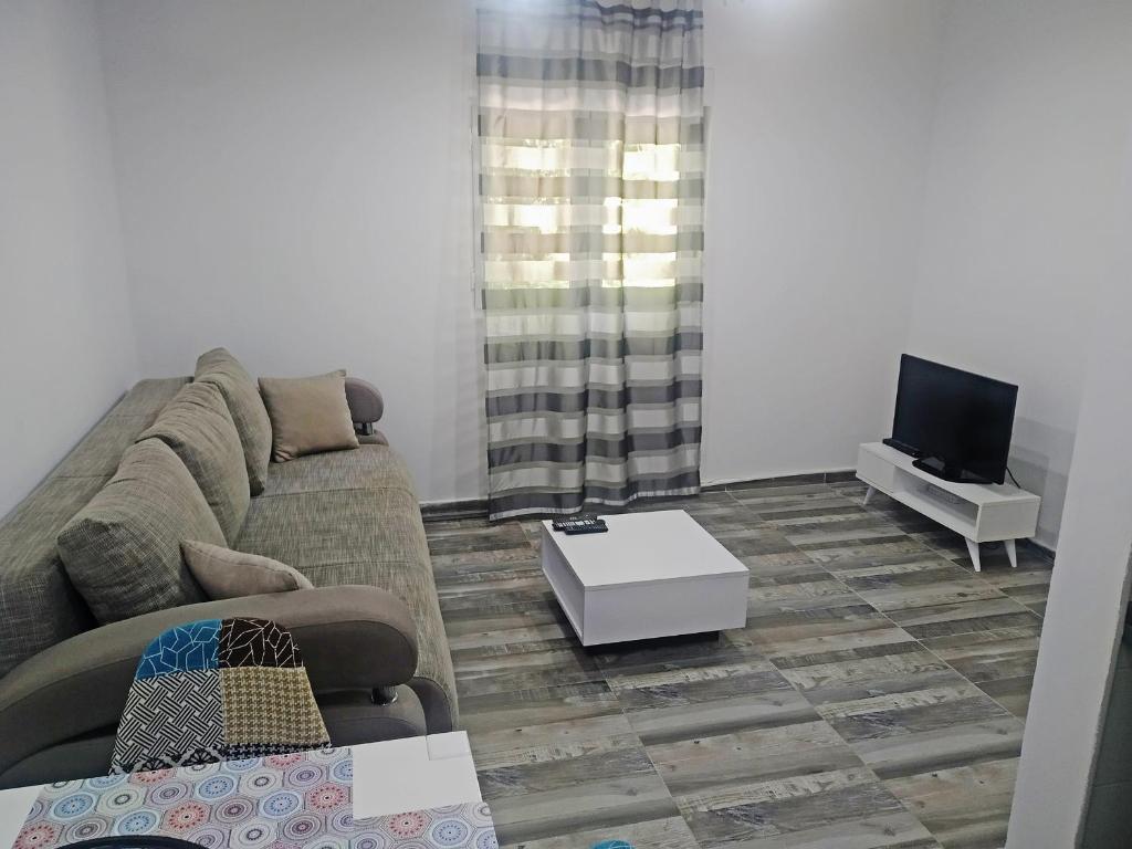 ein Wohnzimmer mit einem Sofa und einem TV in der Unterkunft Take a Lake - Zabes, Virpazar in Virpazar