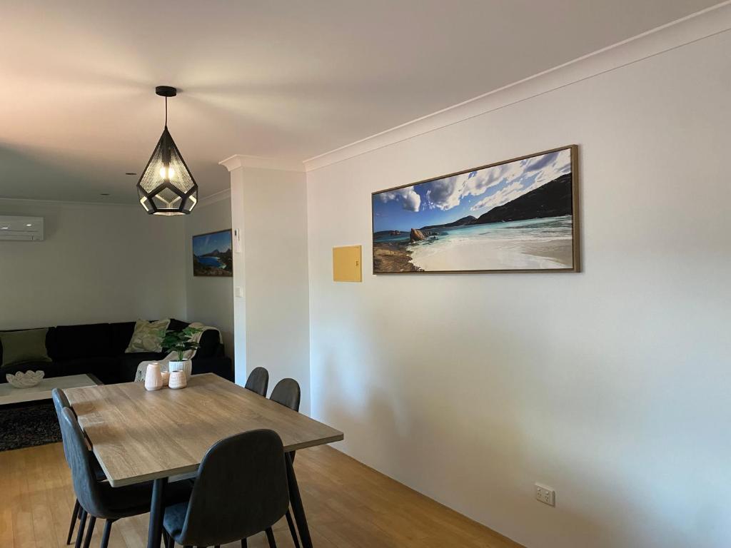 Ein Sitzbereich in der Unterkunft Archipelago Apartments Esperance