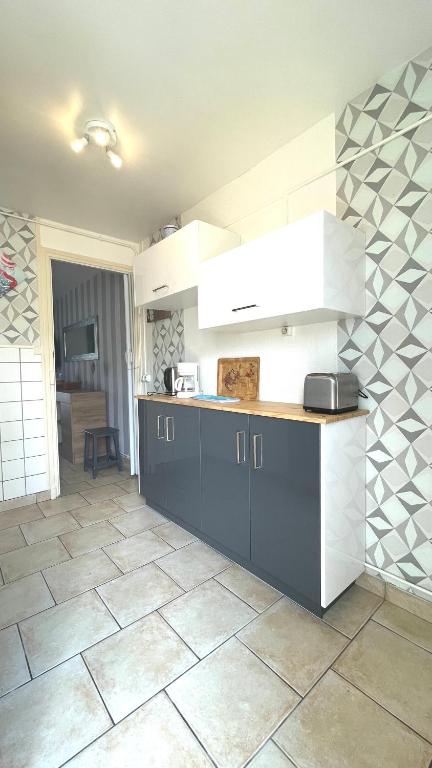 Kuchyň nebo kuchyňský kout v ubytování Appartement à quelques pas de la plage avec jardin