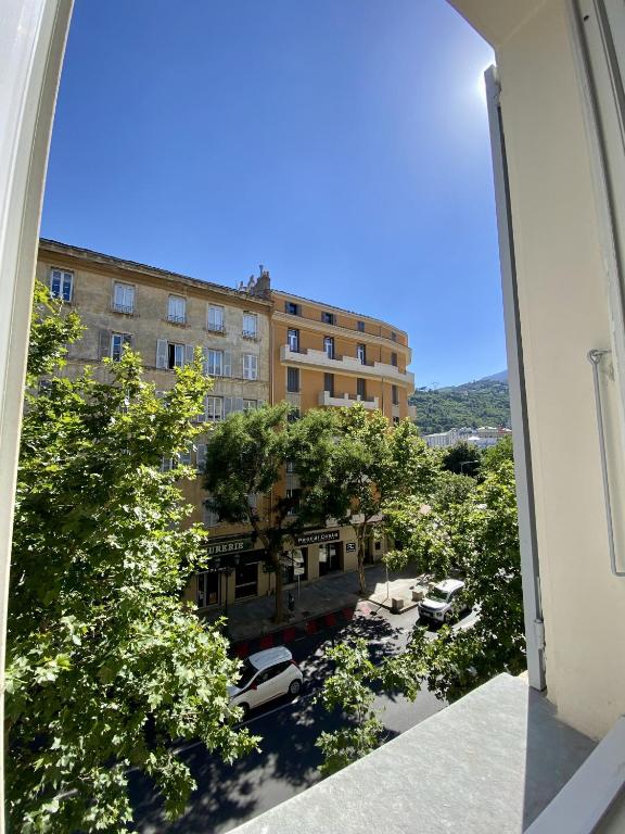 Výhľad na hory alebo výhľad na hory priamo z apartmánu