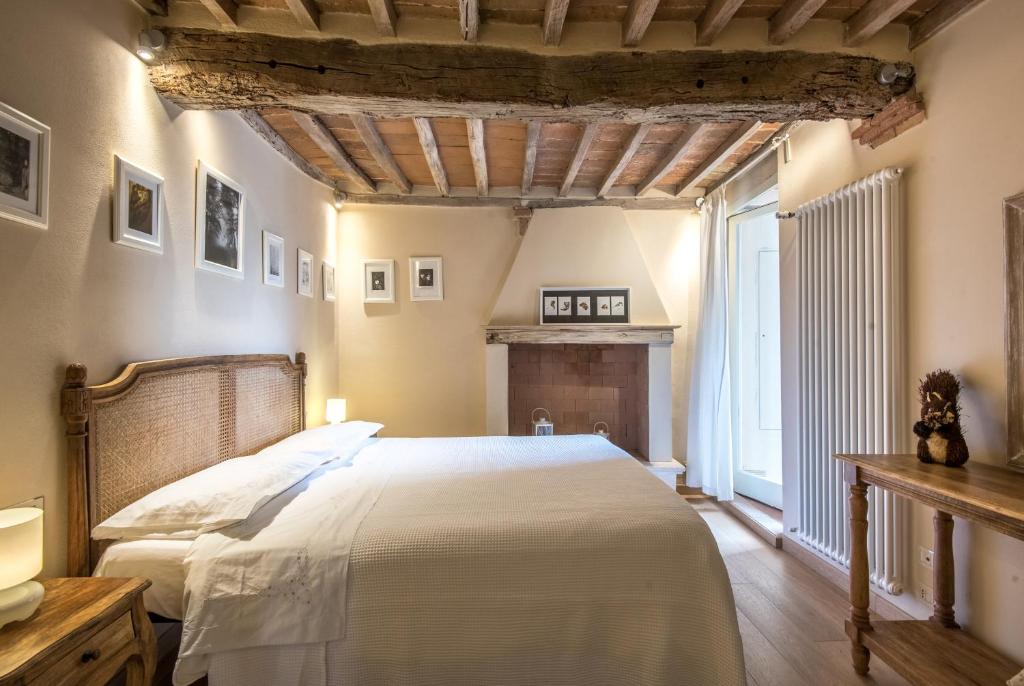 Postel nebo postele na pokoji v ubytování Radicondoli House