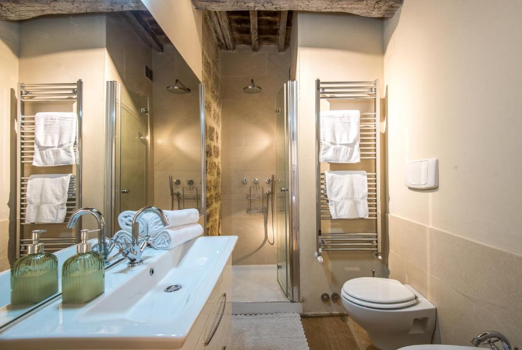 Koupelna v ubytování Radicondoli House
