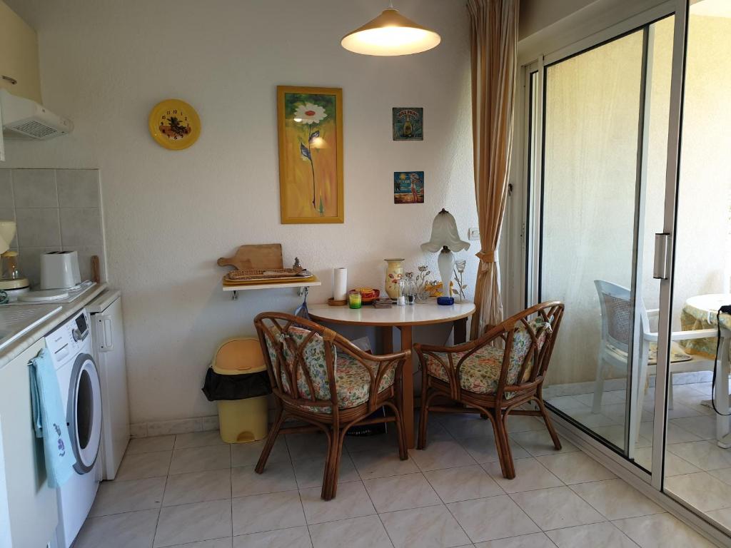 Kuchyňa alebo kuchynka v ubytovaní PORT FREJUS Studio Cabine 100m des plages 4 Person