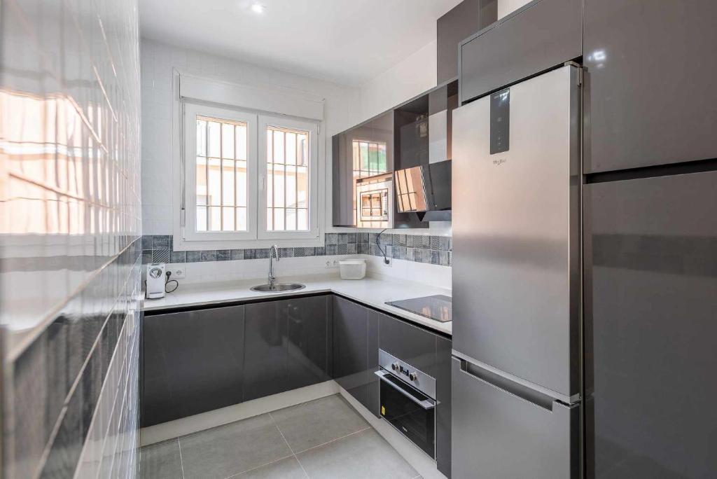 kuchnia z lodówką i zlewem w obiekcie Apartamento Torero II w mieście Marchena