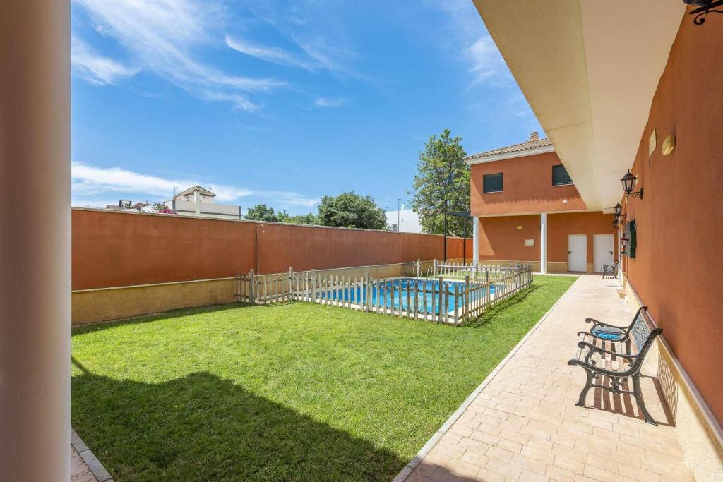 Basen w obiekcie Apartamento Torero II lub w pobliżu