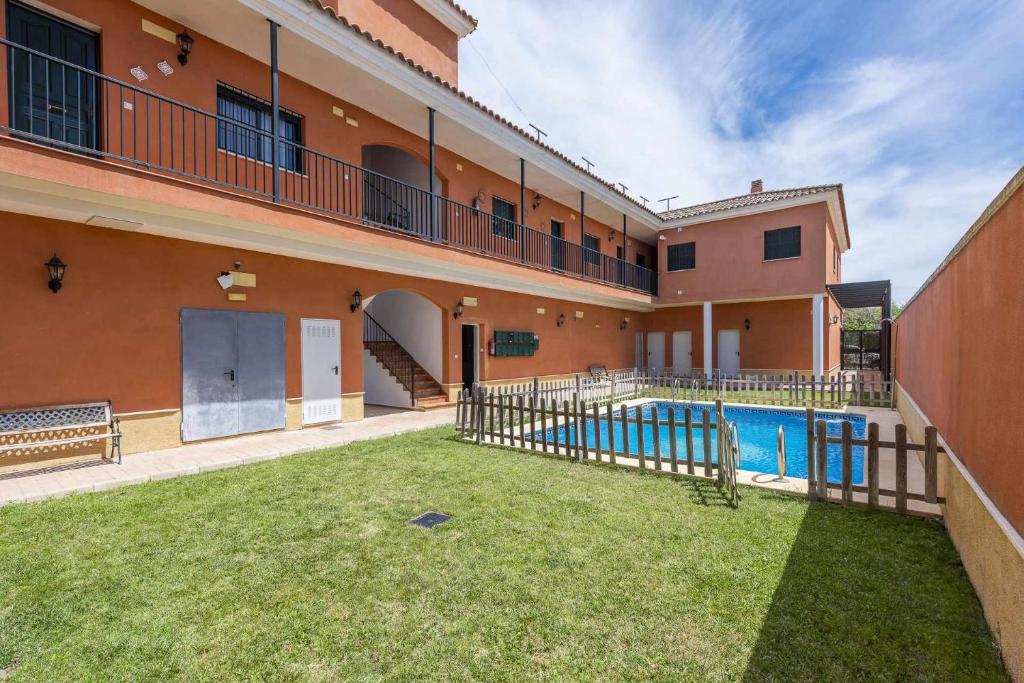 Basen w obiekcie Apartamento Torero II lub w pobliżu