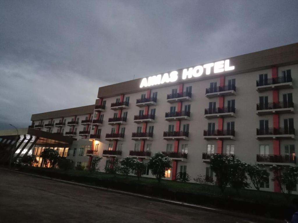 ein Hotel mit einem Schild an der Seite in der Unterkunft Aimas Hotel and Convention Centre in Sorong
