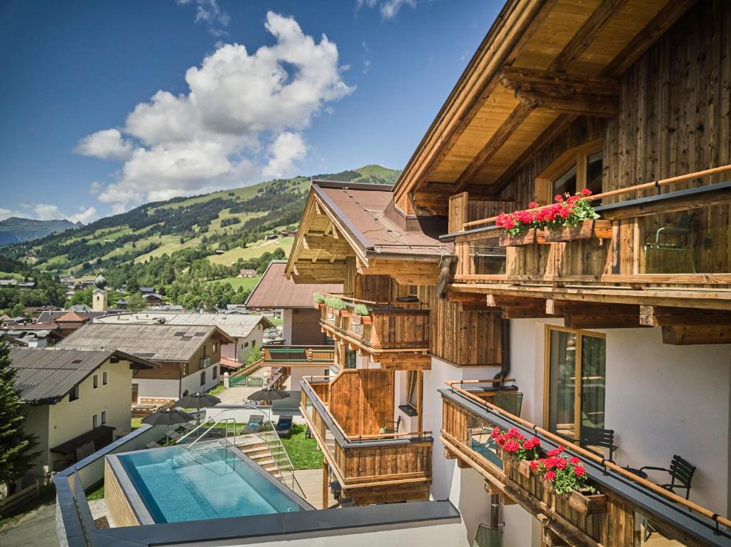 Nespecifikovaný výhled na hory nebo výhled na hory při pohledu z hotelu